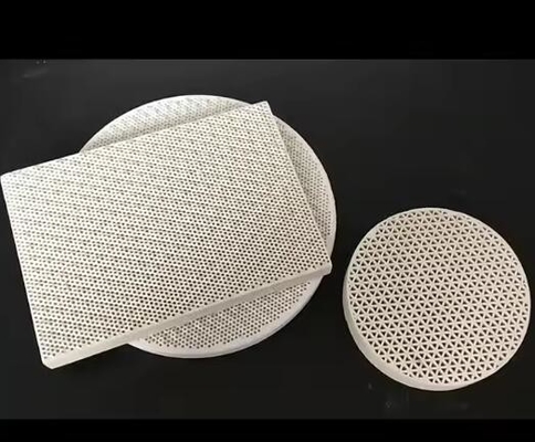 Yüksek Güçlü 50-200 mm Kordierite Gözenekli Kızılötesi Bal Köpeği Keramik Plaketi Yakıcı Termal Şok Direnci