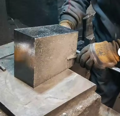 Çin Fabrika Fiyatı Magnesit Karbon Tuğla Yüksek Kalite Demir Erime Fırını Doldurulmuş Ateşli Magnesia Karbon Tuğlaları